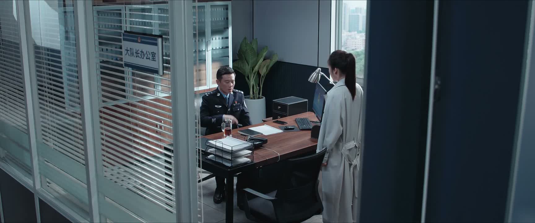 你把这个女的查出来 到底是谁