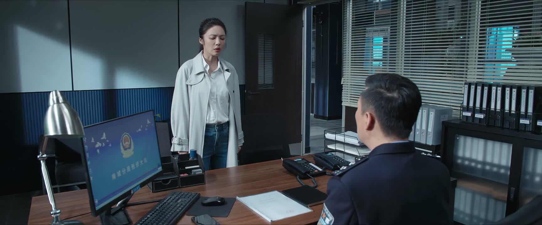 早都掉进死胡同了 我说你到处瞎打听什么