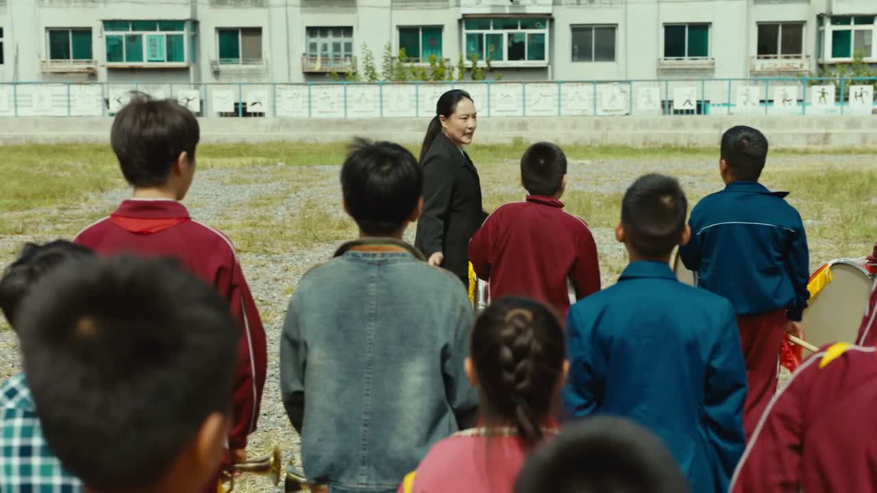 就应该像闭幕式的演员们一样
