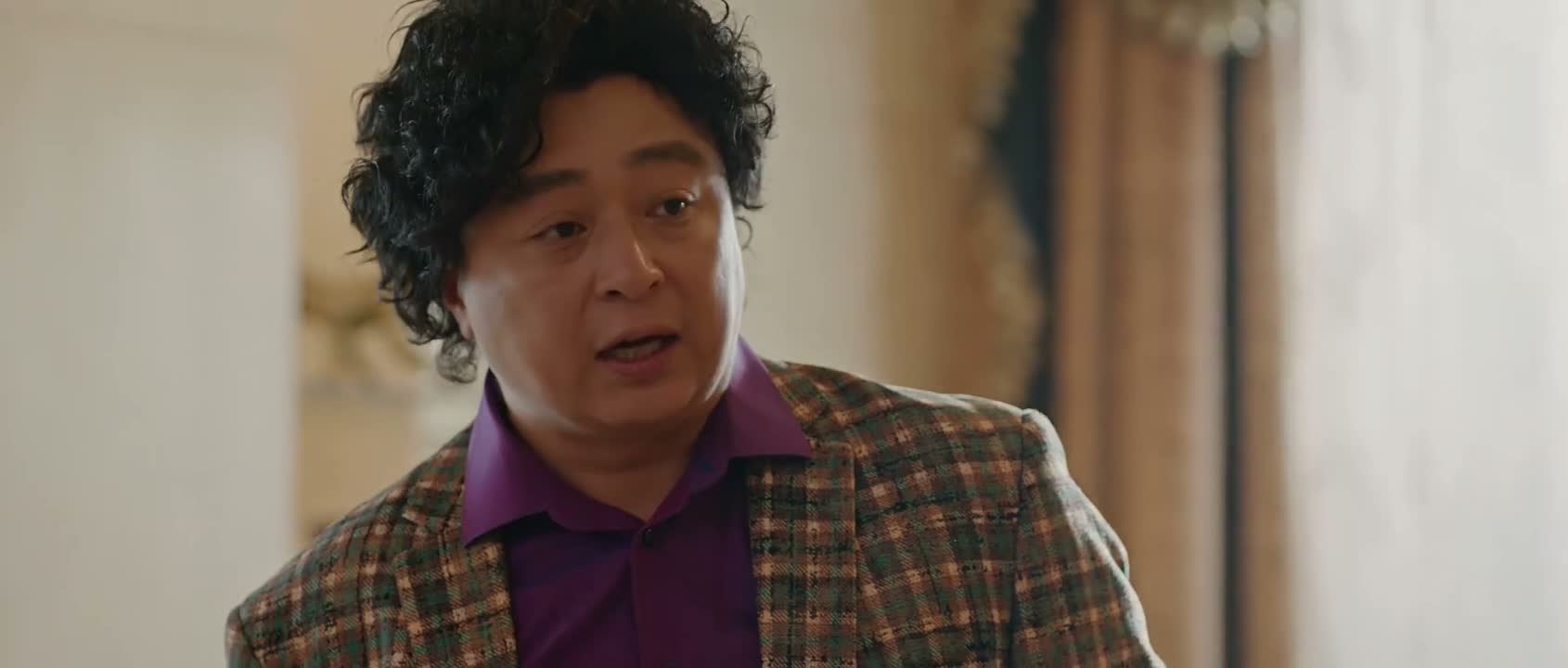 他还在那边没走远