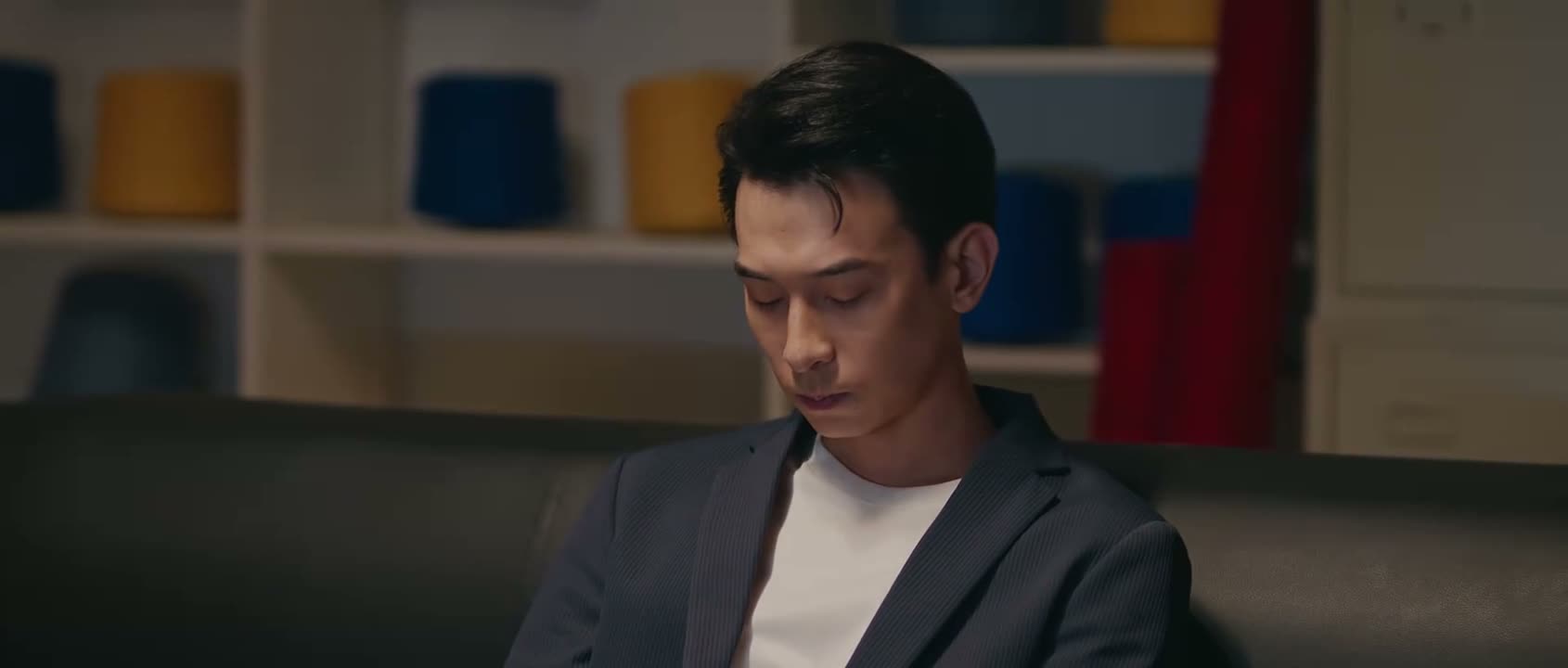 在自己左臂残疾的情况下