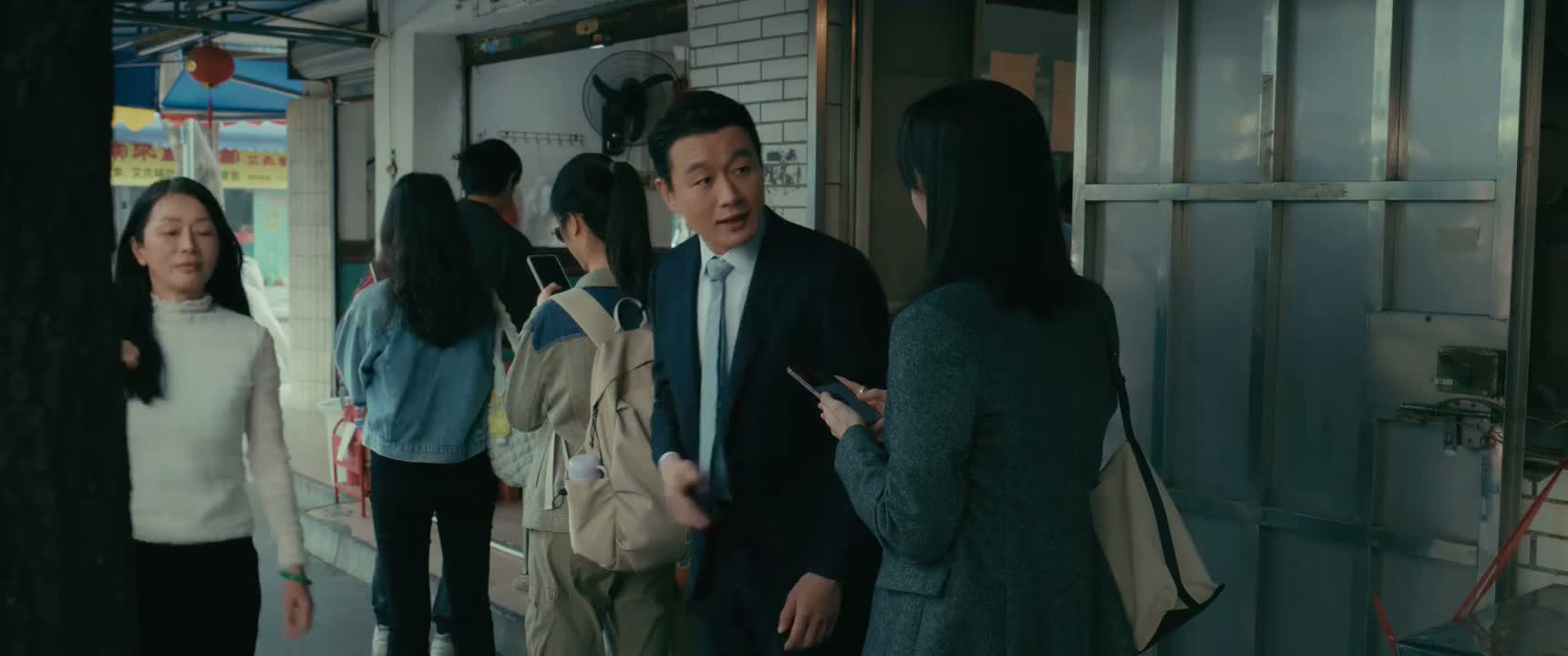 咱俩是这个队伍里头 唯二穿正装的