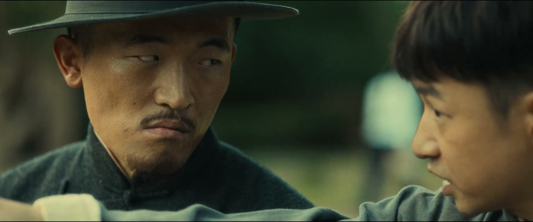 你就从这个门给我滚出去