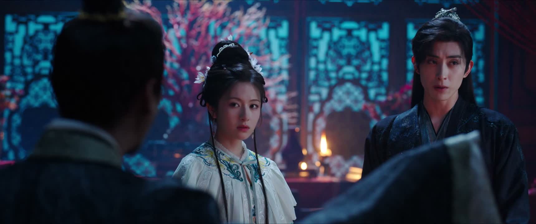 请问二位与死者是何关系