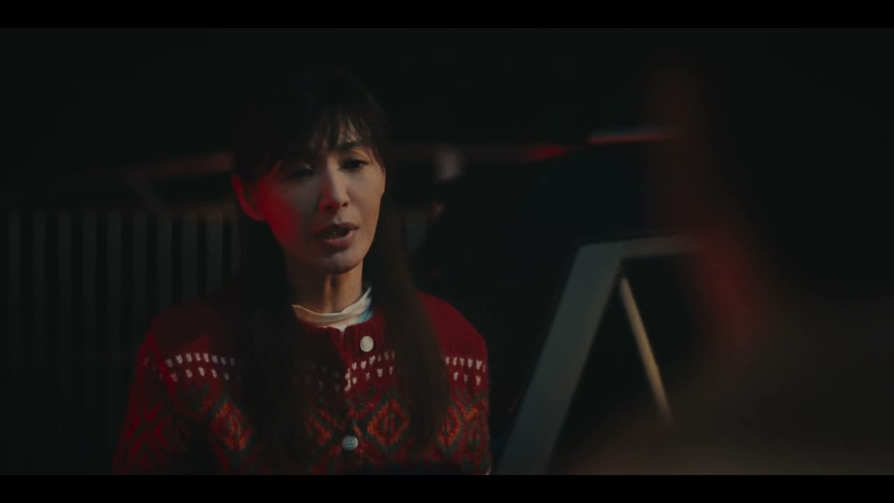 - 因为他明天早上… - 你再多替他说一句话