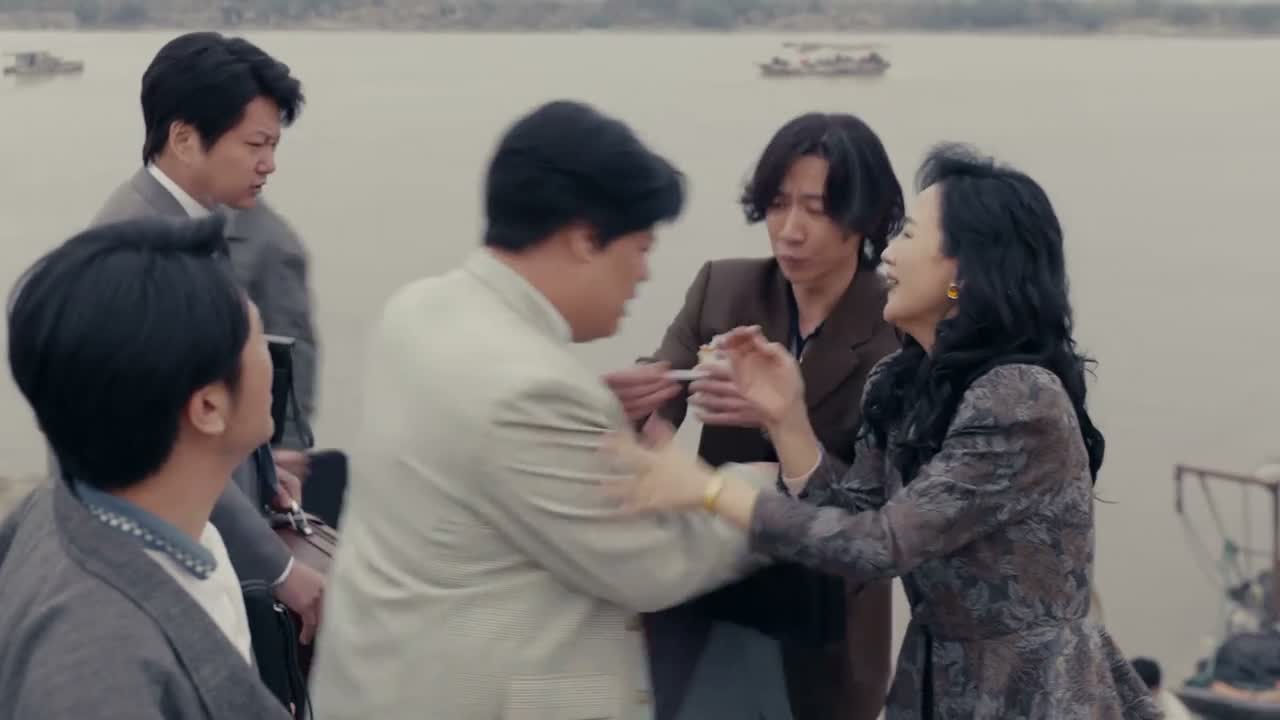 躲开 再等一等嘛 走走走