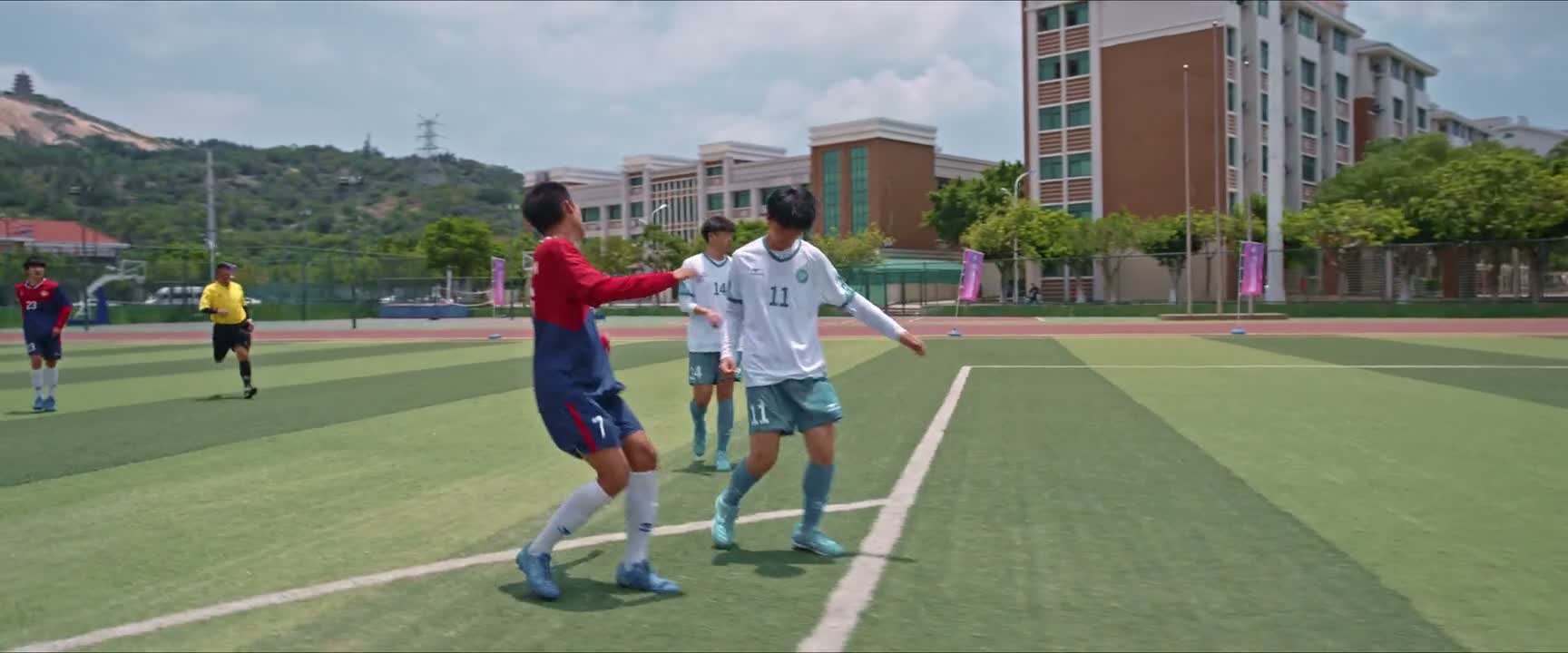 干什么 裁判 裁判 这明显拉拽动作