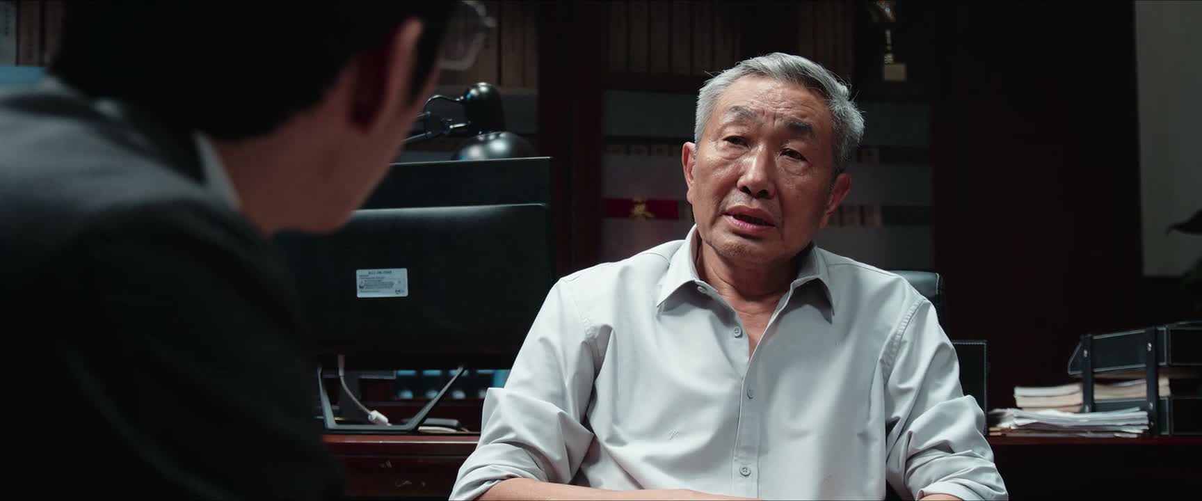 小狗崽子 你盯着我干什么 说话呀