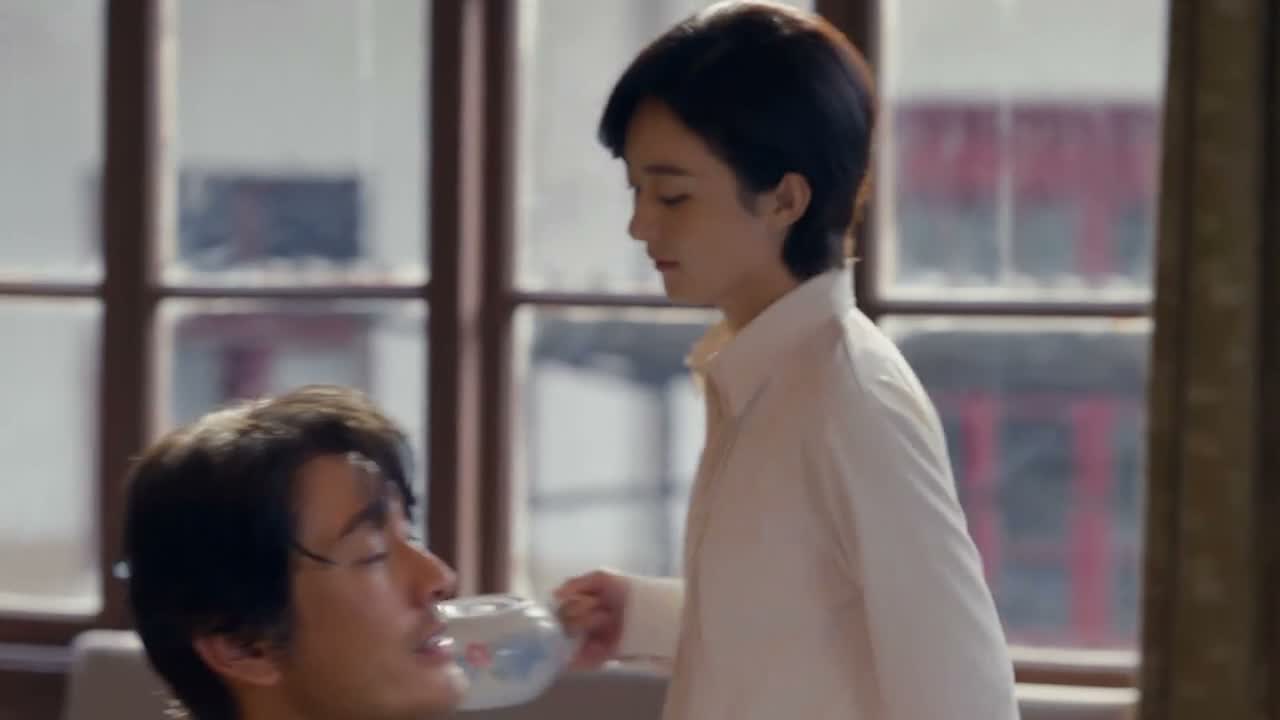交个烟盒都能坐在这儿