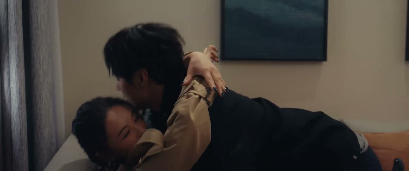 你先躺一下啊 不要 还要抱