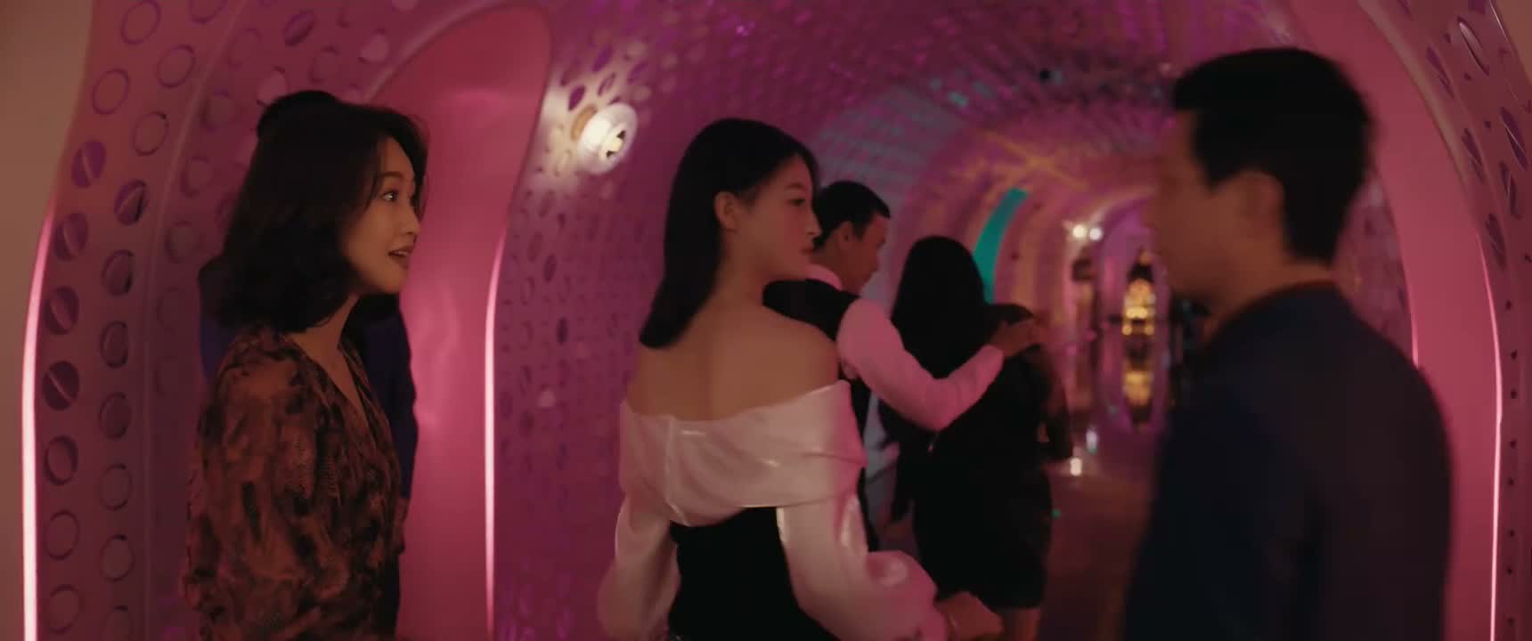 我们先走了 不好意思 对不起啊 你发什么疯啊