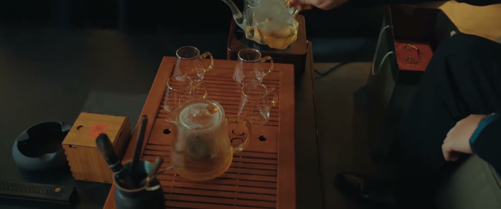 我这儿的茶呀 你们在外边轻易喝不到的