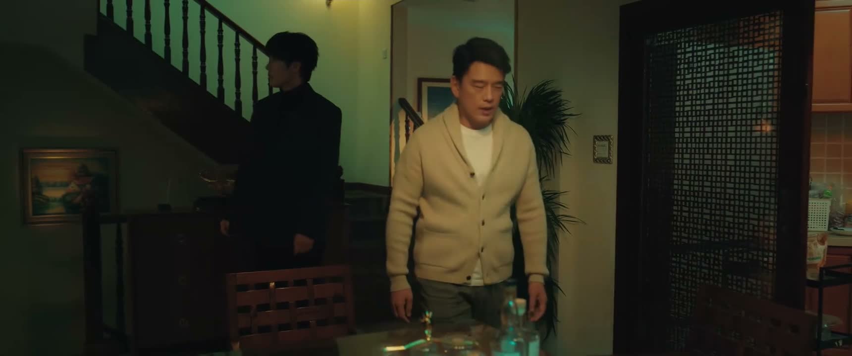 一个两个的都往这儿跑 坐 好