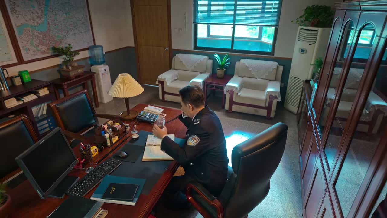 他现在忙得 连我都顾不上喽