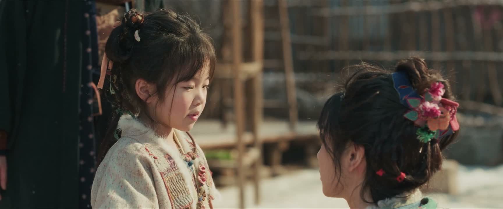 才把门牙给摔坏了