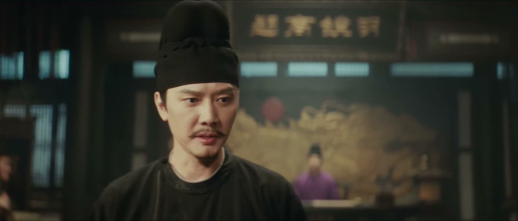 都是一身素袍