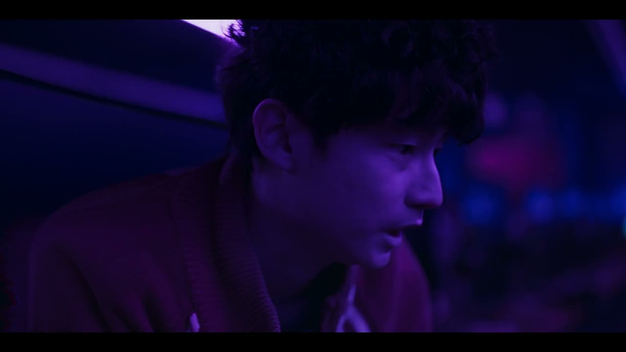 难不成扶老太太过马路啊？