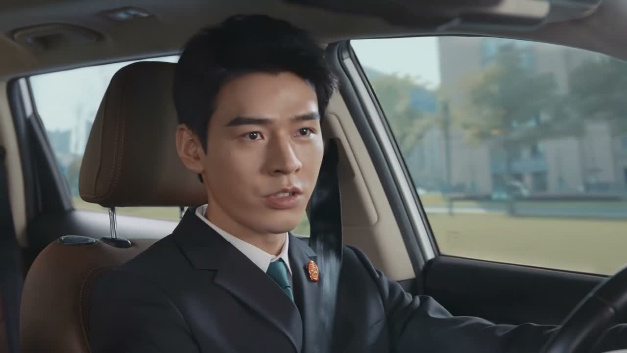 就应该叫几个身强力壮的法警去