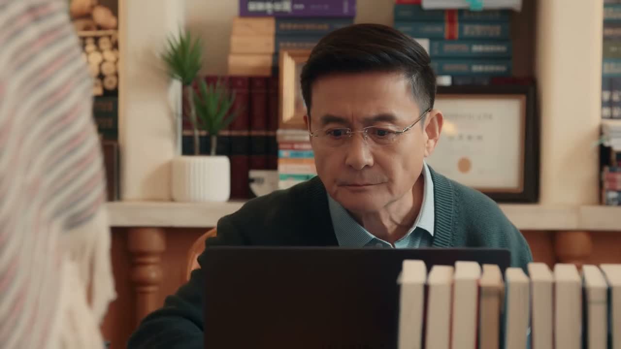 你是不是该给他打个电话呀