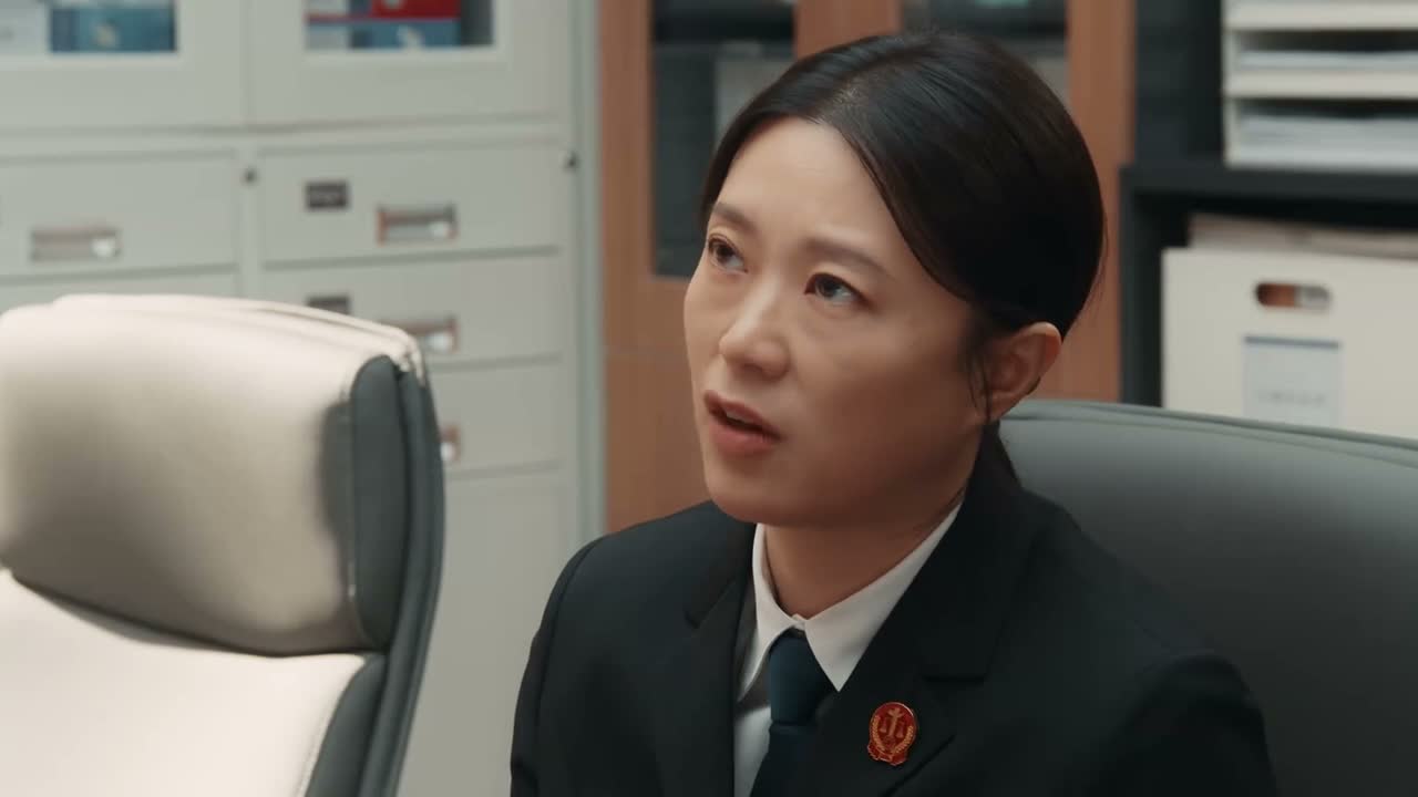 他们像老鹰一样凶巴巴的