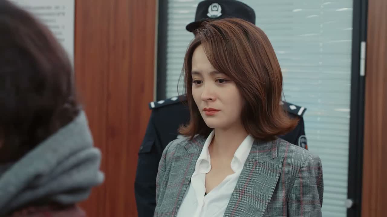 一个人拉扯着孩子