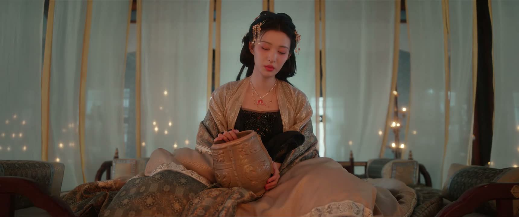 明明是让谢永儿酒后吐真言