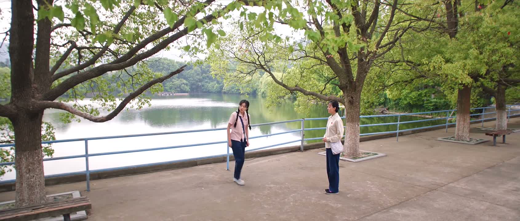 你认识他啊 你俩怎么在一起啊