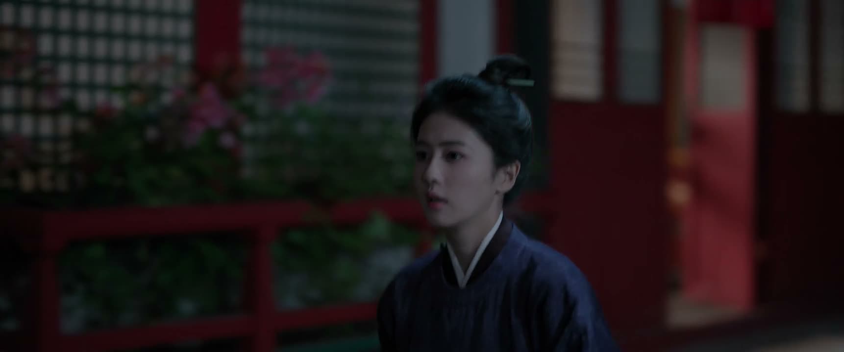 前面那个人好像是 王妃