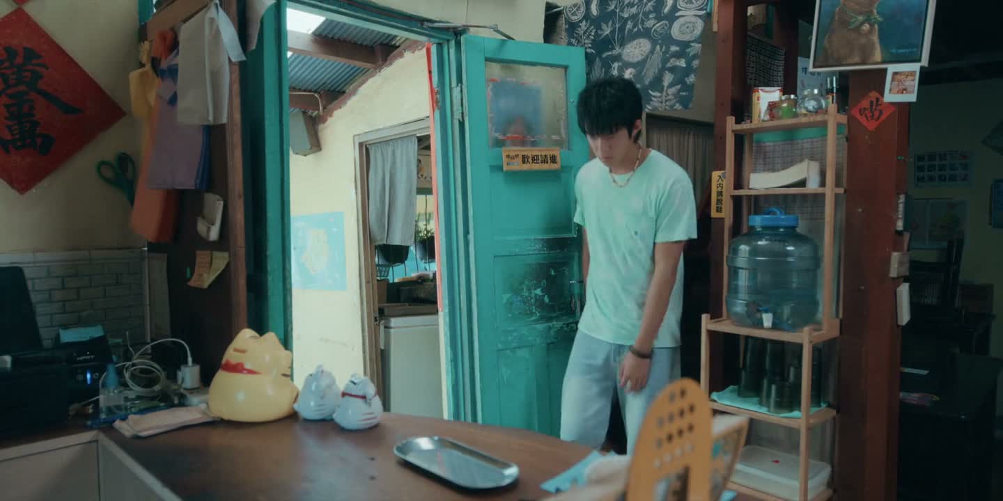 他就住在码头旁边