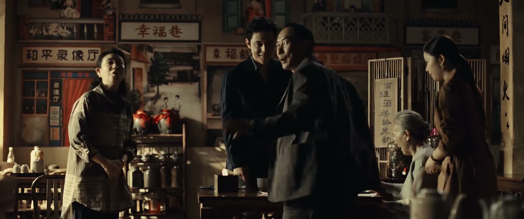 叫服务员帮我们 服务员 来 拍个照片 来