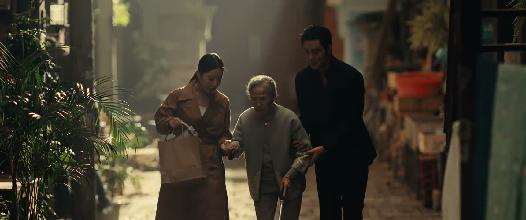 然后我还给你带了蝴蝶酥