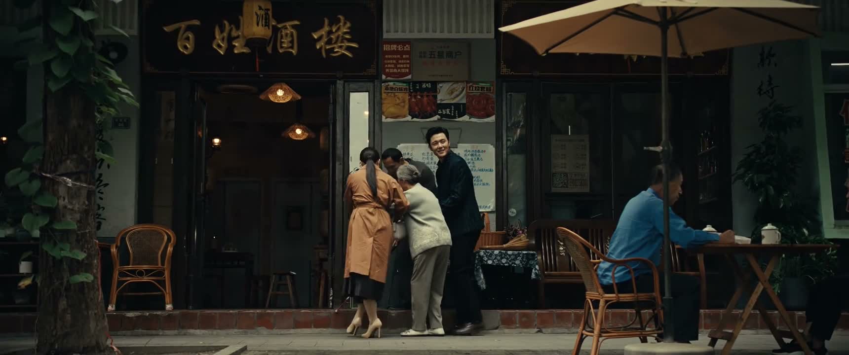 小心有台阶 来 好 慢点慢点 抬脚