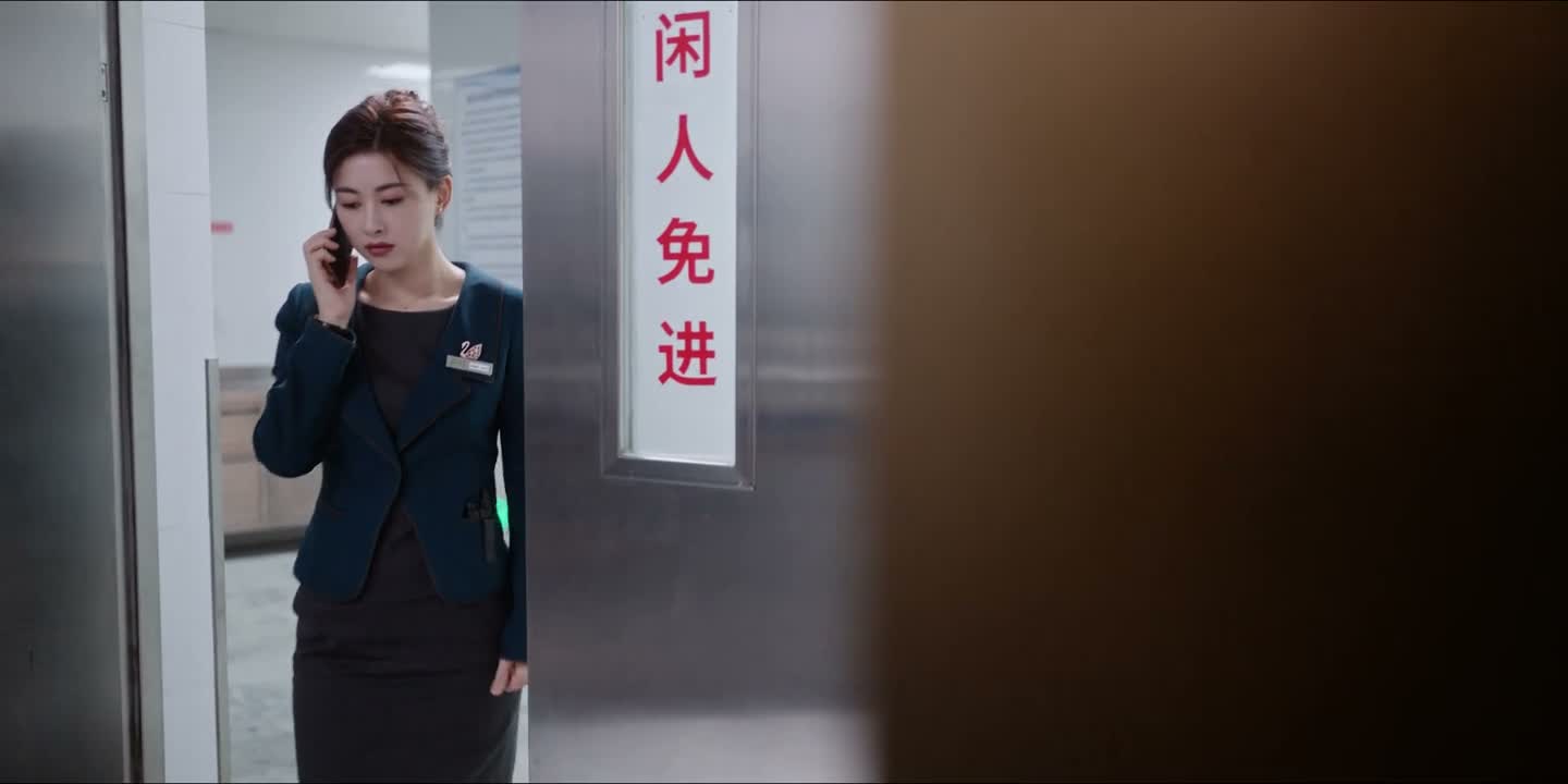 你姐现在在家里翻箱倒柜的