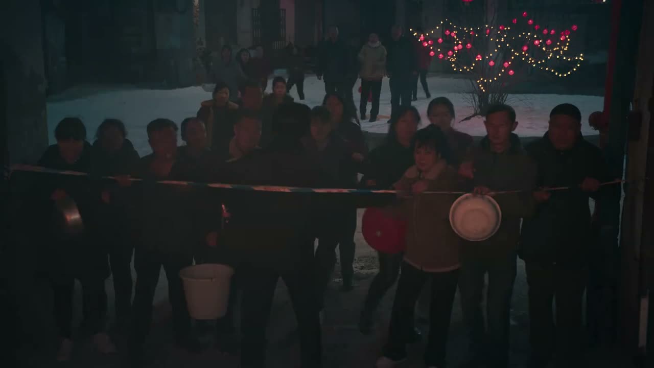 让一下 让一下 大家退后