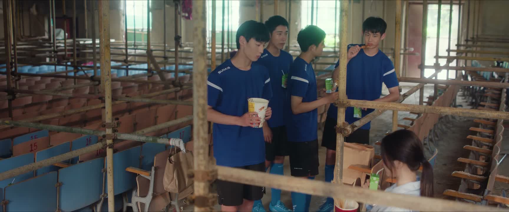 我们的学习成绩 和球技也不相上下