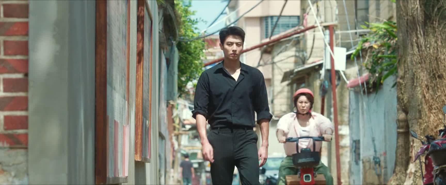 怎么不早说路这么窄啊 车都开不进来