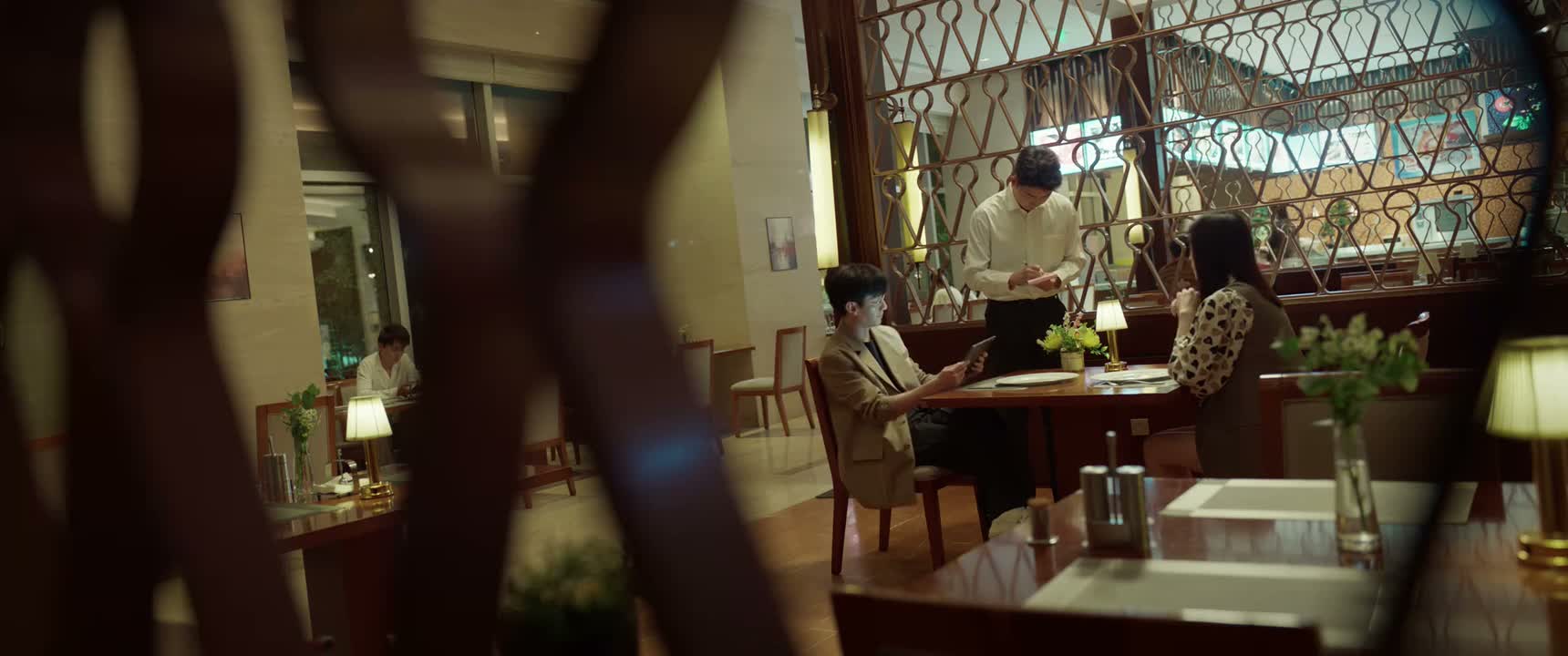 啊 其中一份蛋糕帮我换成沙拉