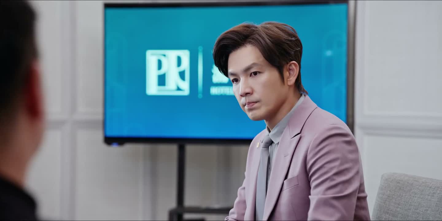 怎么会去客人房间放花瓶呢