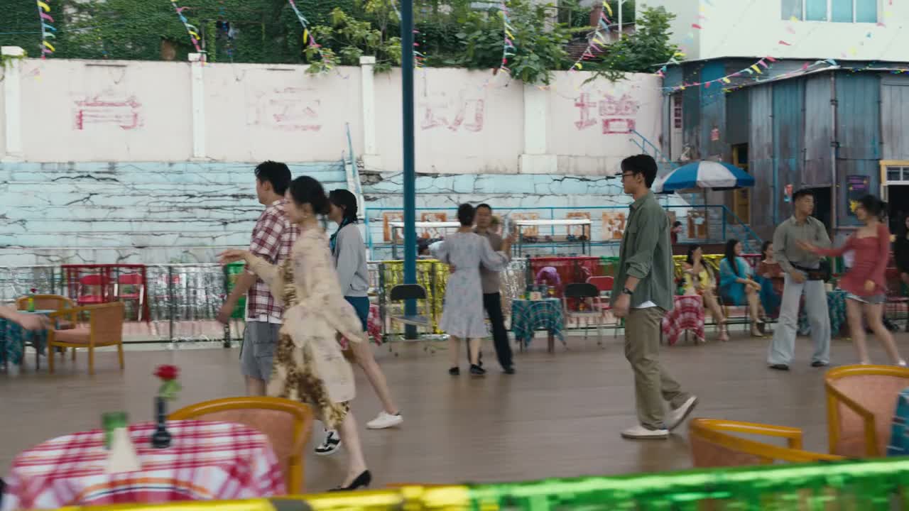 旱冰场和舞厅结合一块儿了
