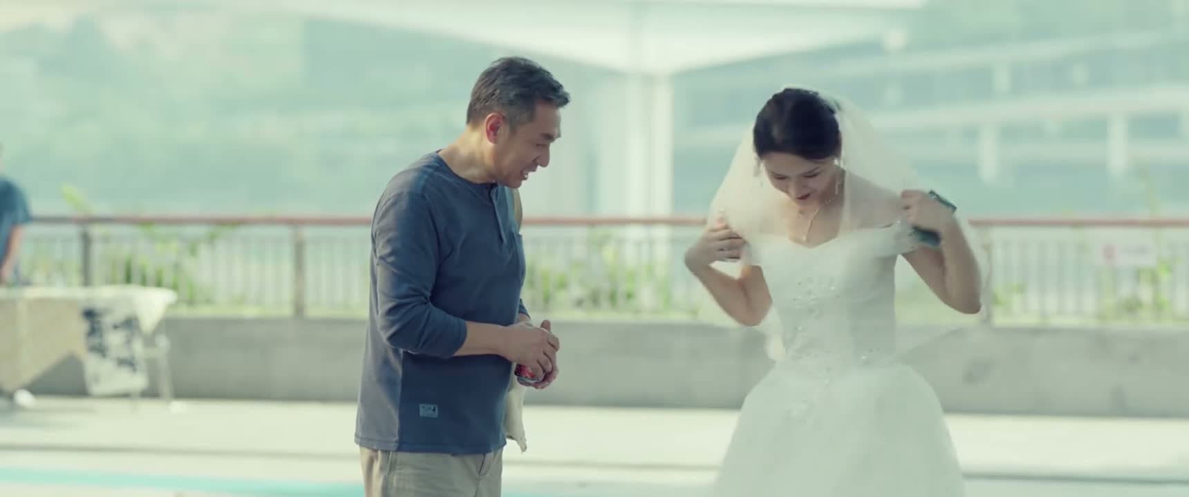 帮我们三个一起拍张合影啊