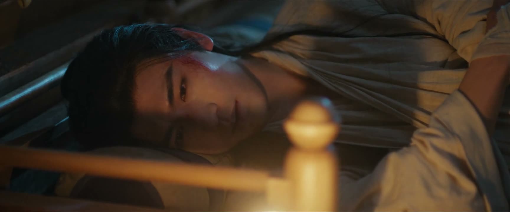 待在这儿 别做声