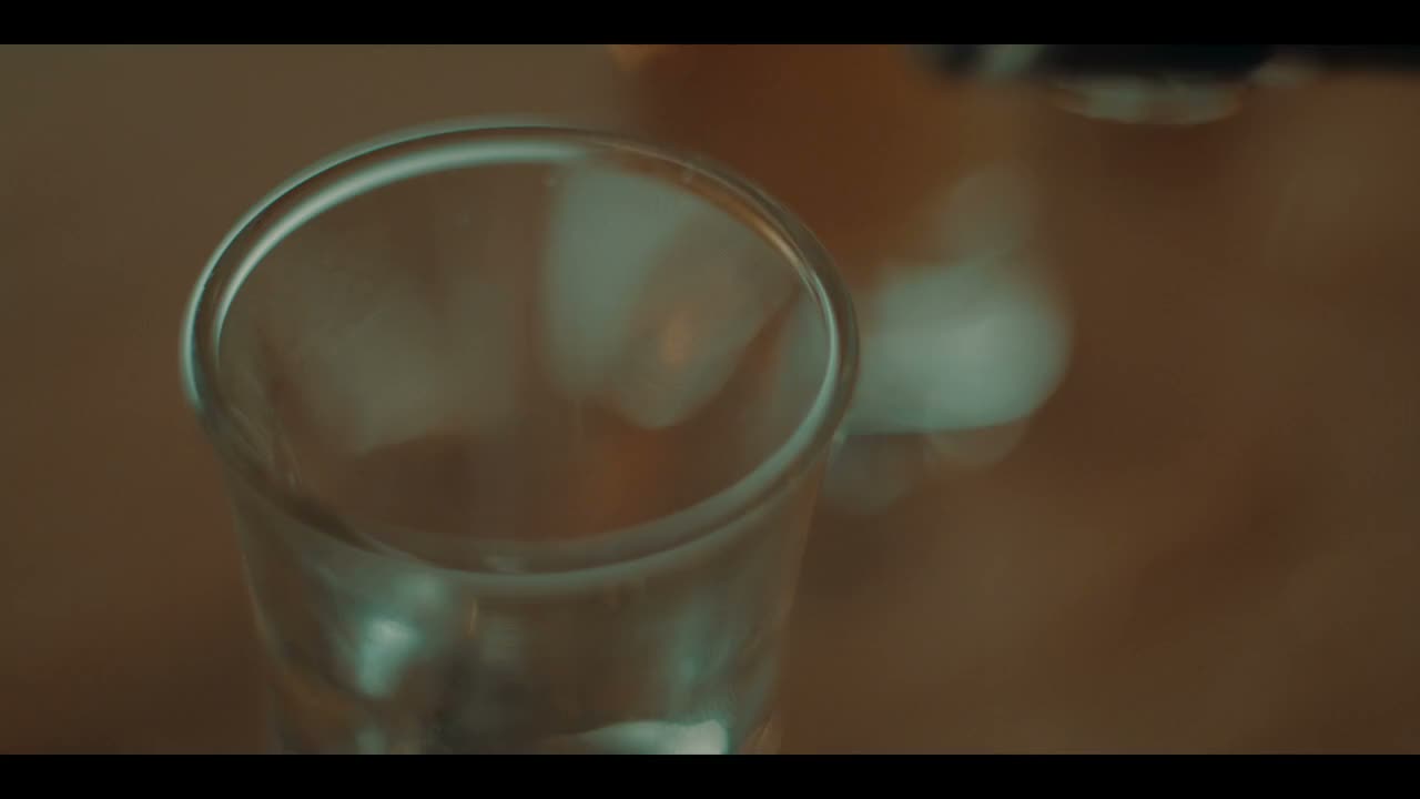 老规矩 喝完一杯说一件