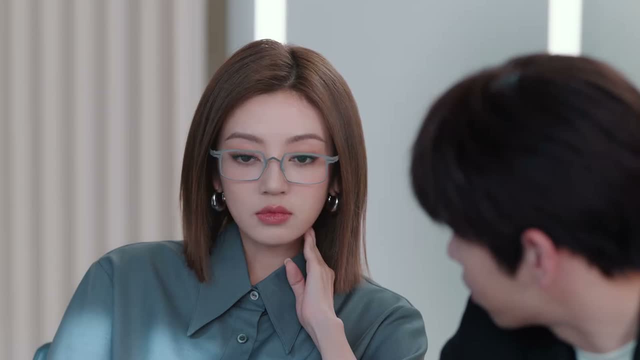 你刚才叫她什么来着 郝琼啊 这里不写了吗