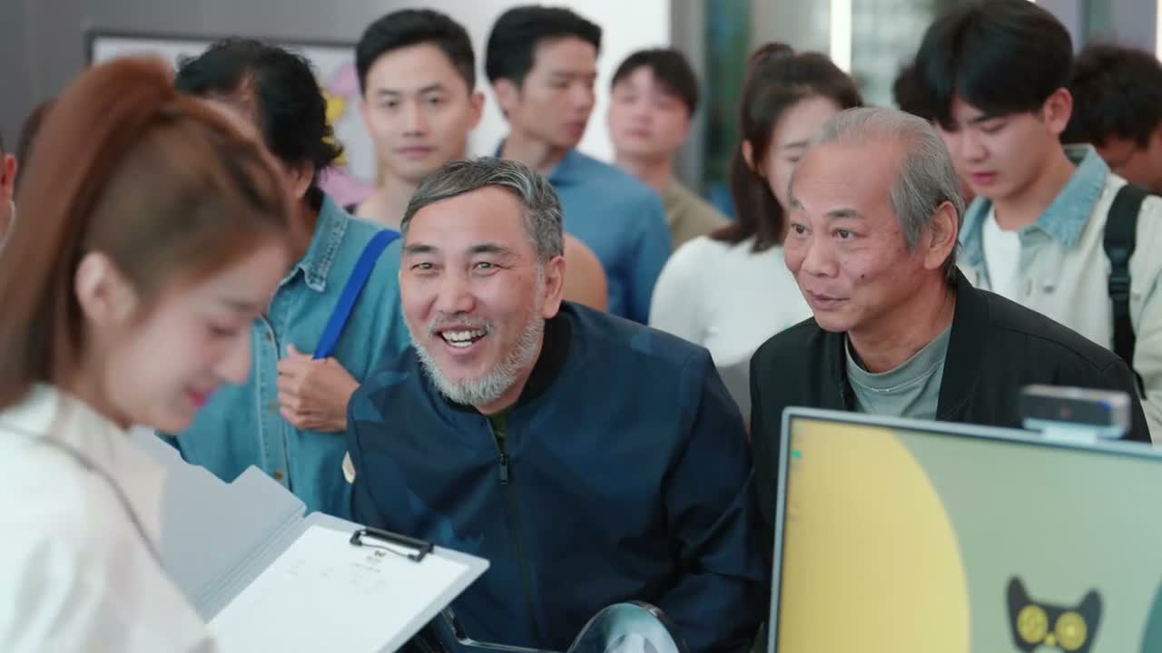 一看就是过来赚退休金的 这老爷子