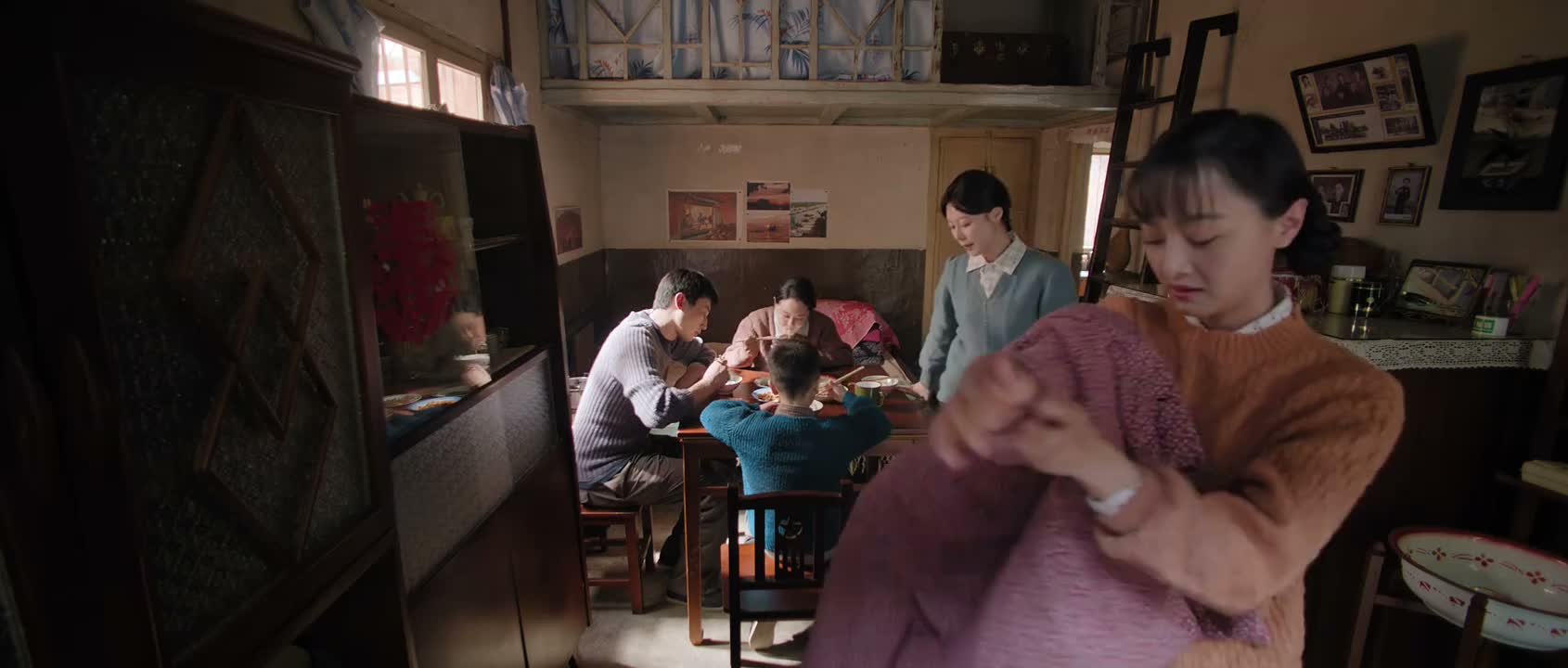 来 过来 给姑姑让个地儿