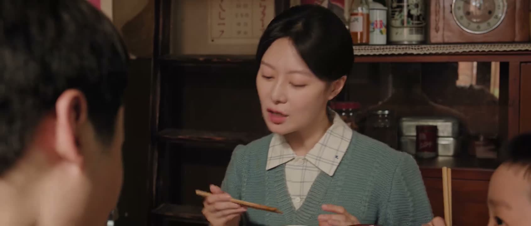 妈您也吃 多吃 给您夹点 好
