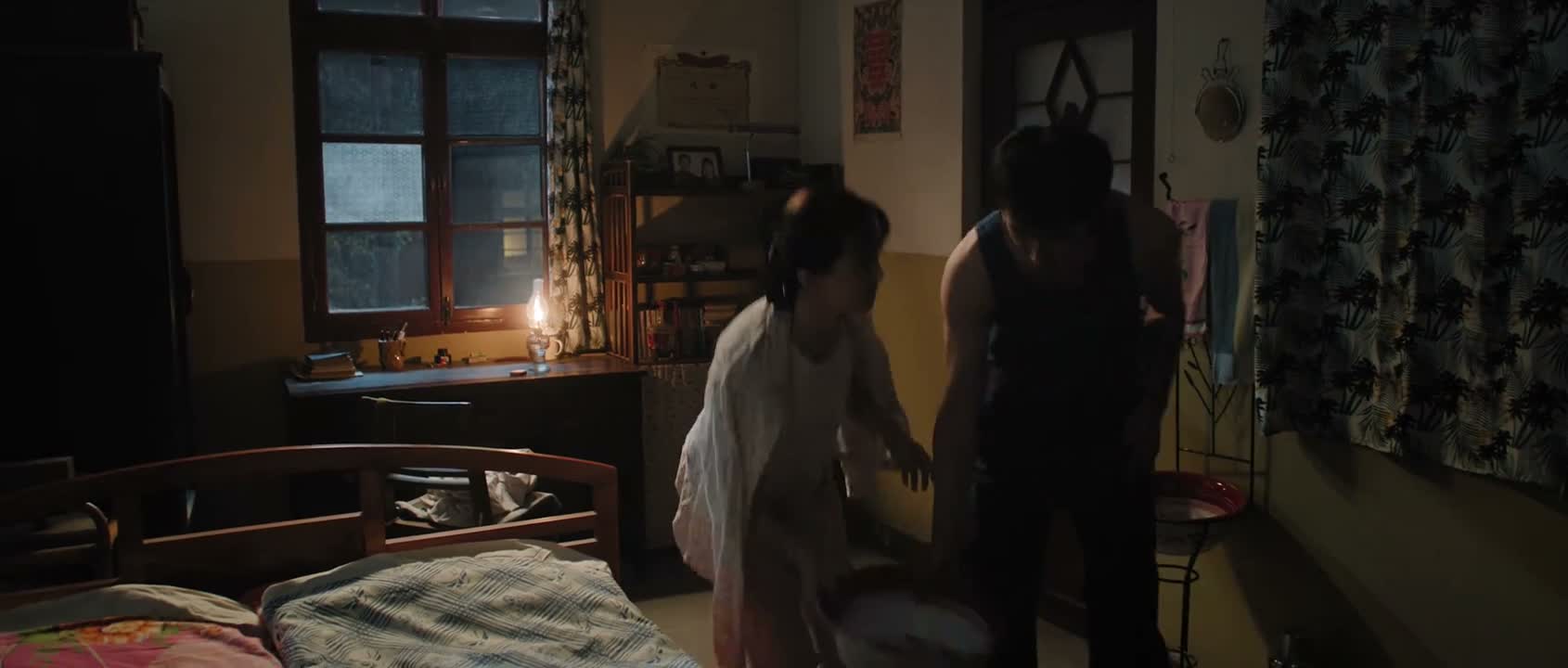 轻点啊 别把爸妈吵醒了