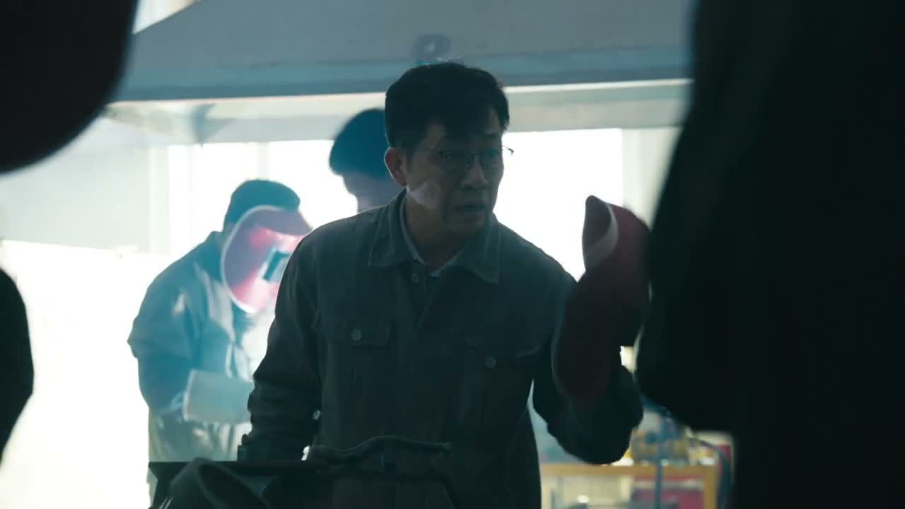那个焊钳口把他打了一跟头