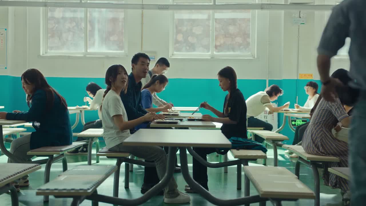 你快过来坐 太久没见你了呀