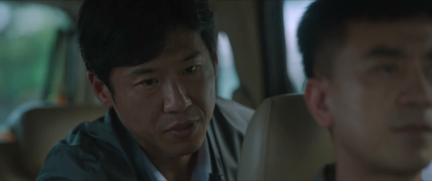 你不能让她赤手空拳地